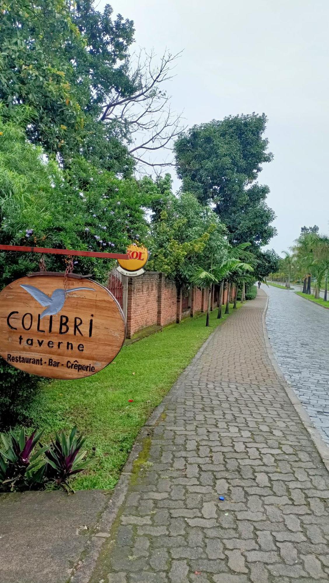 Colibri Taverne & Guest House ギセニ エクステリア 写真