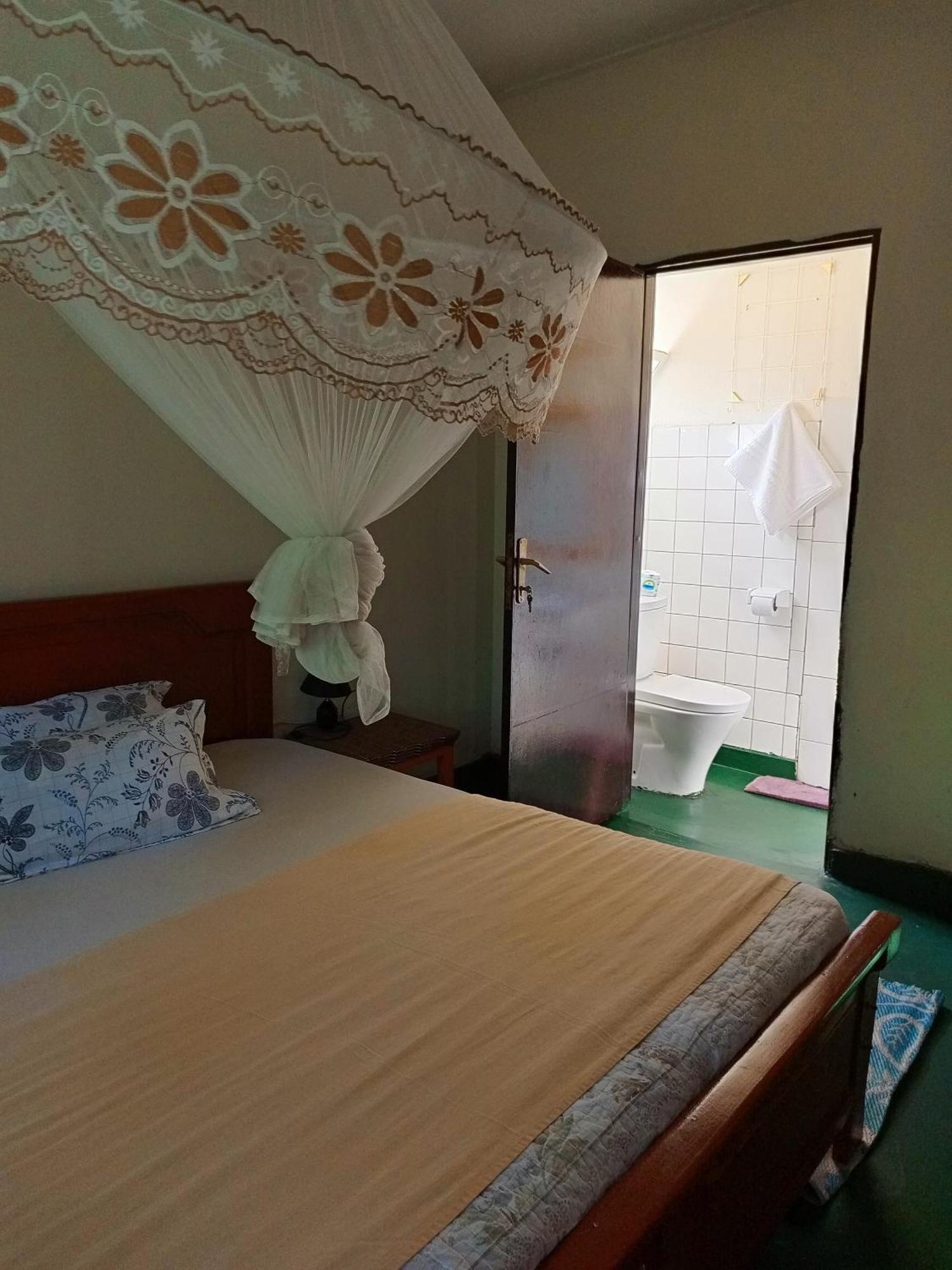 Colibri Taverne & Guest House ギセニ エクステリア 写真