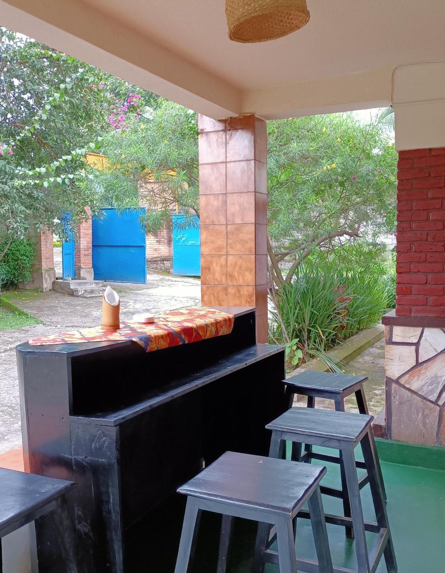 Colibri Taverne & Guest House ギセニ エクステリア 写真